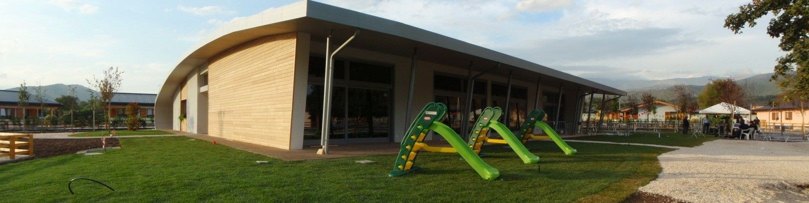 Scuola di onna vista laterale