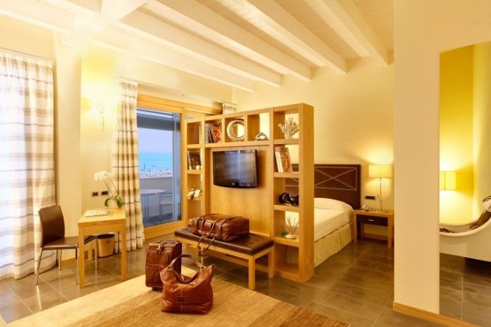 Interni stanza in legno dell'Hotel Cristallo di Giulianova (Te)