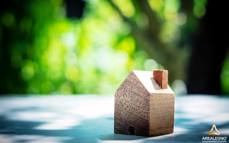 La manutenzione delle case in legno è un'operazione che va eseguita regolarmente. Questo permetterà di allungare la vita della vostra casa e di evitare interventi straordinari e più costosi.